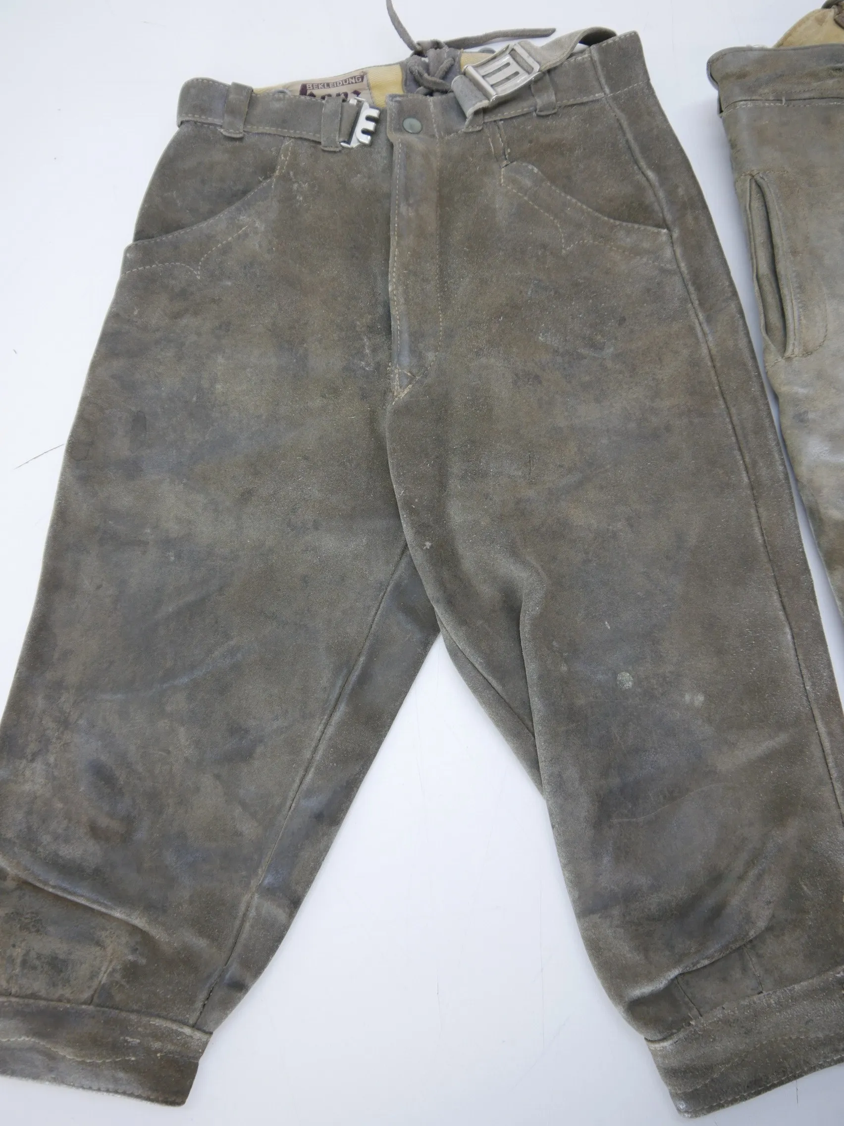 2 Glatte  1 Wilde Lederhose Nachlass Sammler sehr speckig Kinder Kniebund Gr.148