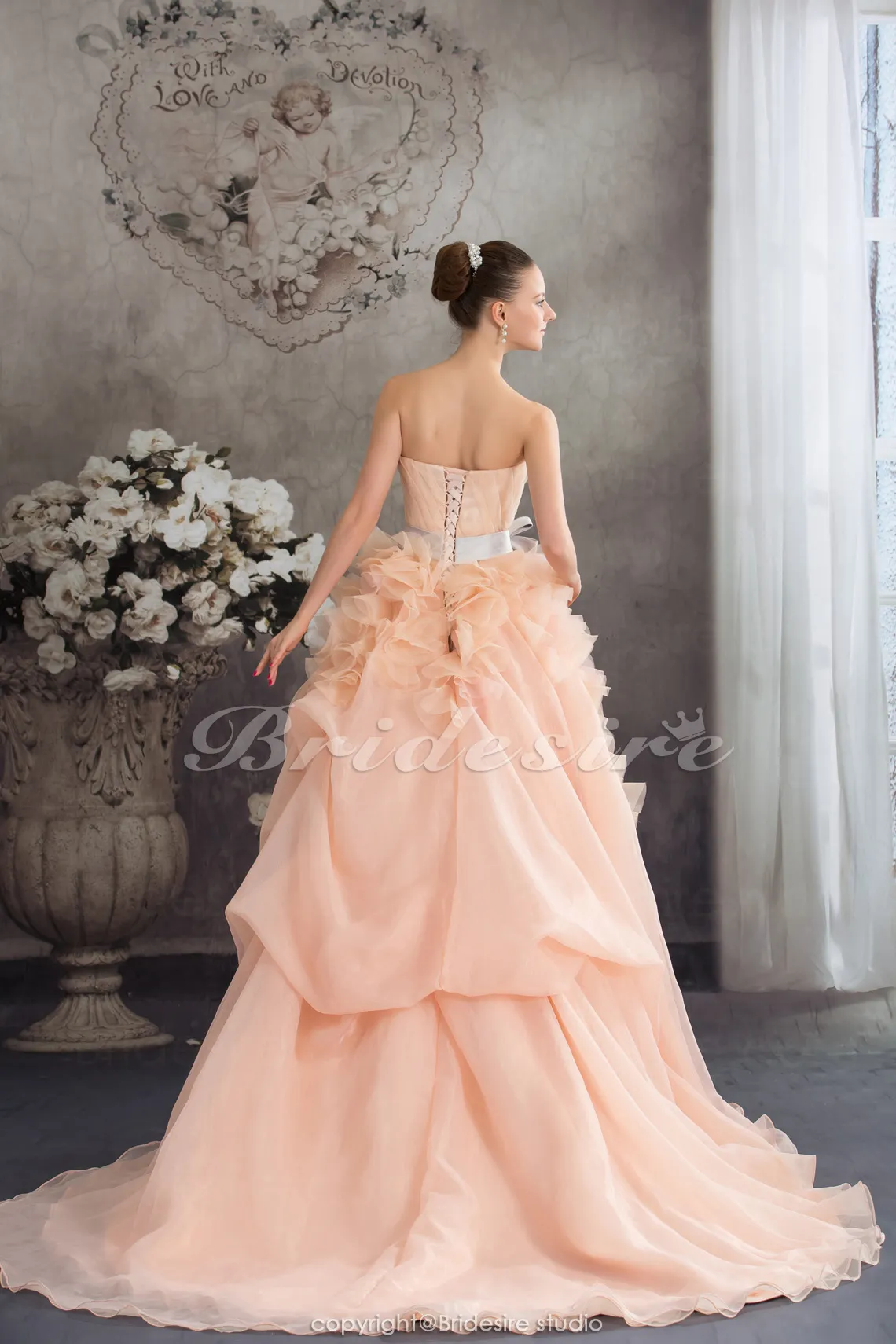 Duchesse-Linie trägerloser Ausschnitt Kapelle-Schleppe ärmellos Organza Quinceañera Kleid