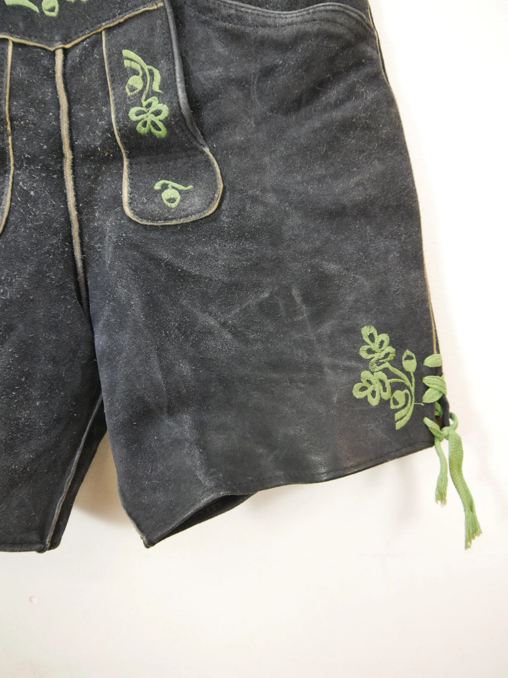 Grüne Stickerei und edel speckig kurze Lederhose in schwarz Gr.46
