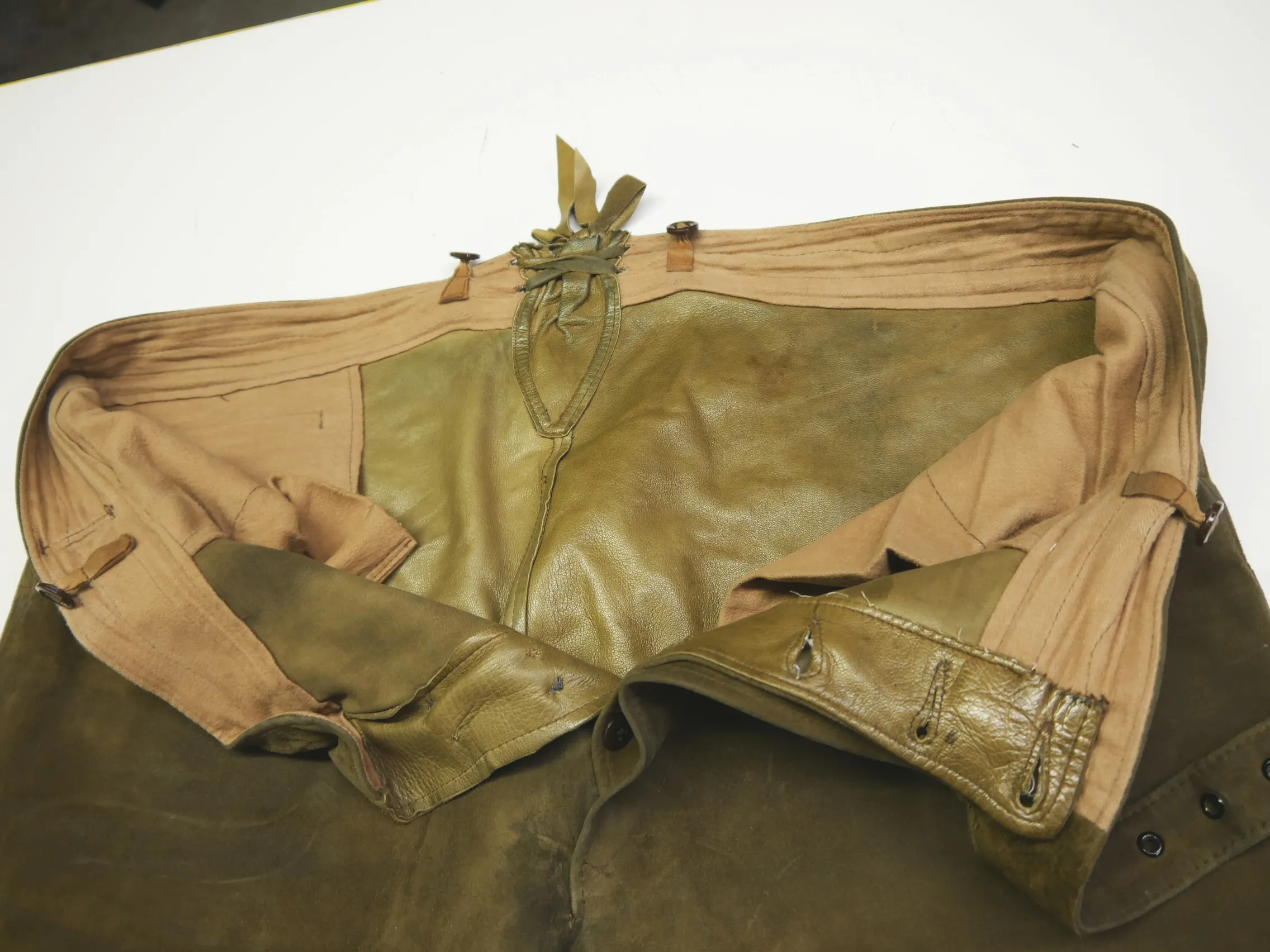 Innen Glattleder Wald und Flur Lederhose Kniebund speckig getragen grün Gr.60