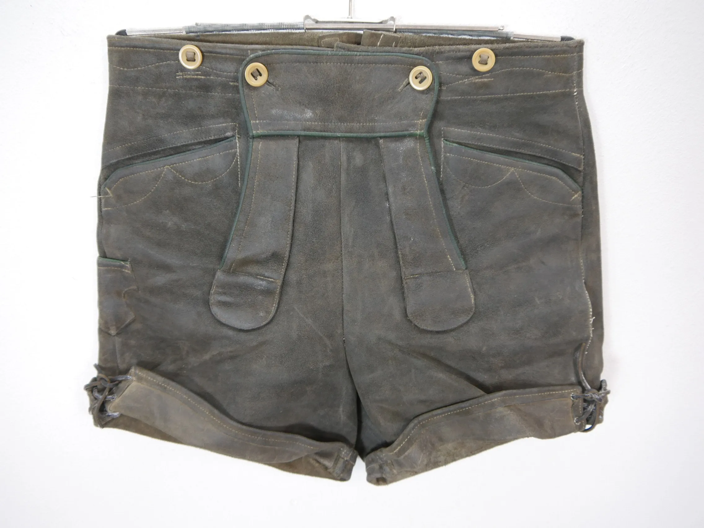 Kurz mit Latz 60er Vintage weiche Lederhose extrem stark speckig grau Gr.44