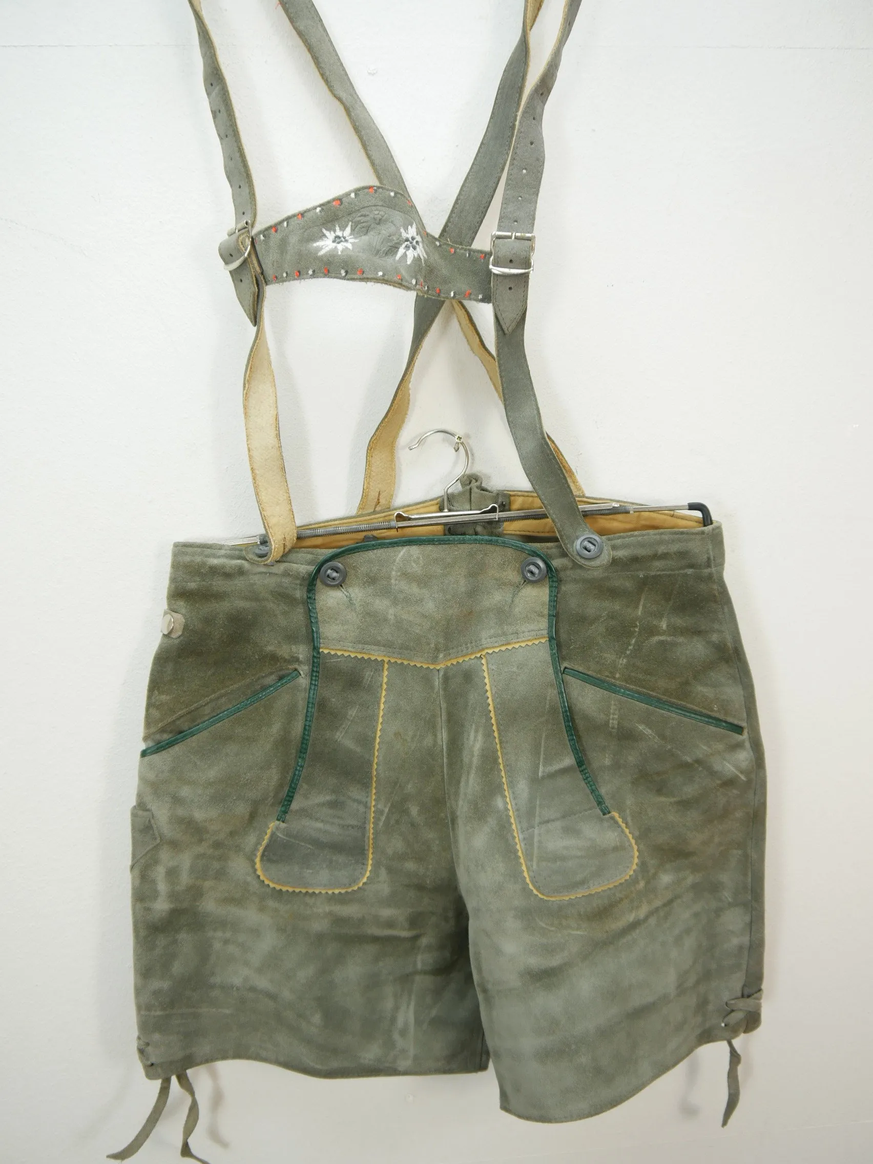 Kurze Second Hand Pfadfinder Lederhose Träger Geschirr gut erhalten grau Gr.46