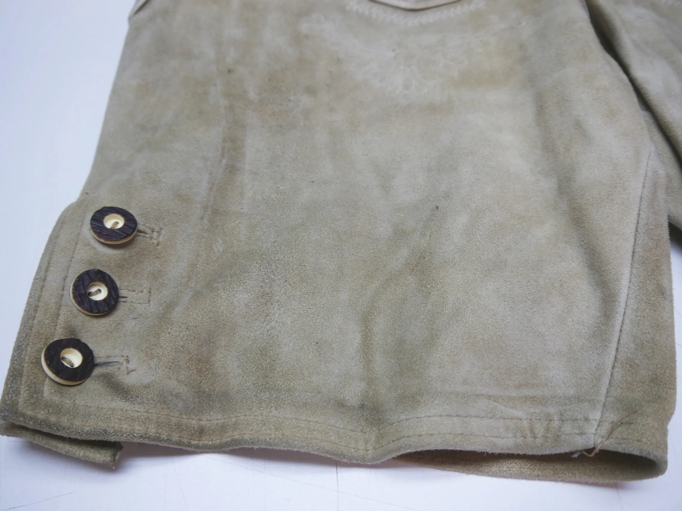 Kurze Vintage Lederhose mit Stickerei Ziege oder Hirschleder speckig braun Gr.52