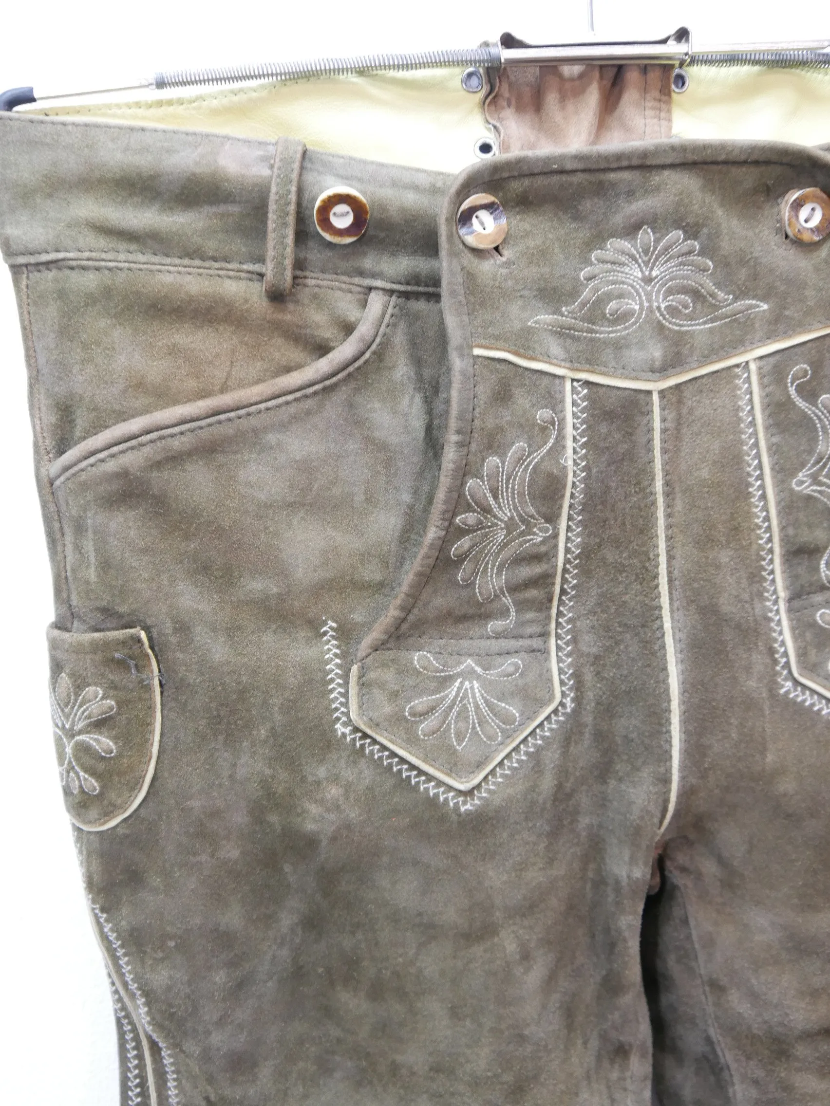 Leicht ramponierte Kniebund Lederhose Wildleder Latz und Stickerei Gr.50