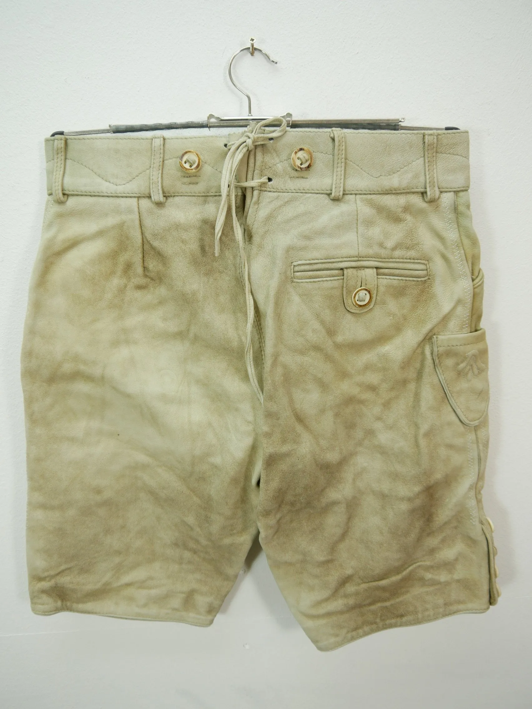 Marjo kurze Lederhose mit Stickerei leicht speckig Oktoberfest Hose Gr.44