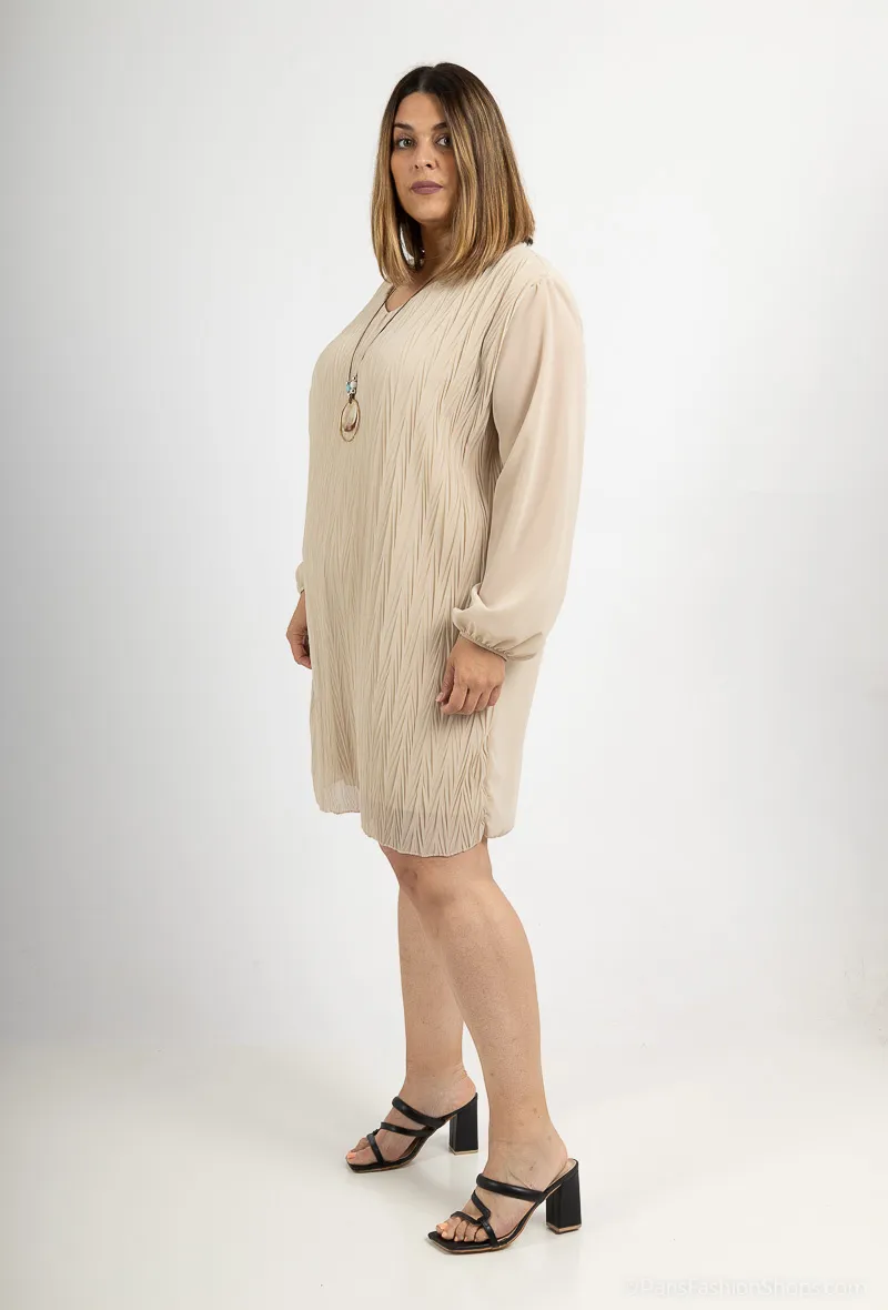 Plissiertes Kleid mit Halskette